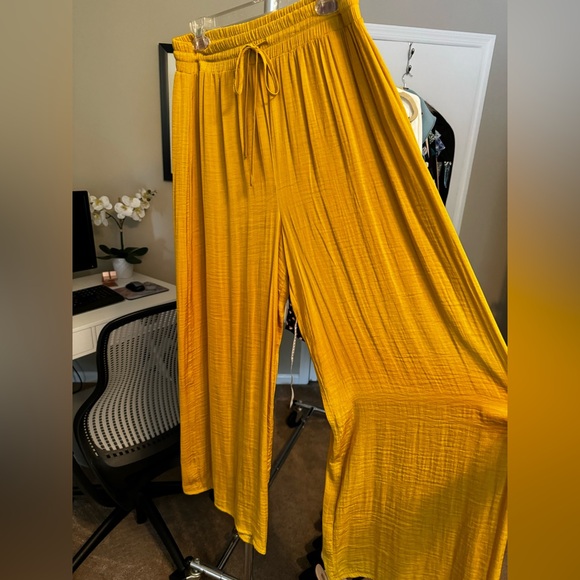 Wide leg loose silky pants. - Picture 2 of 5